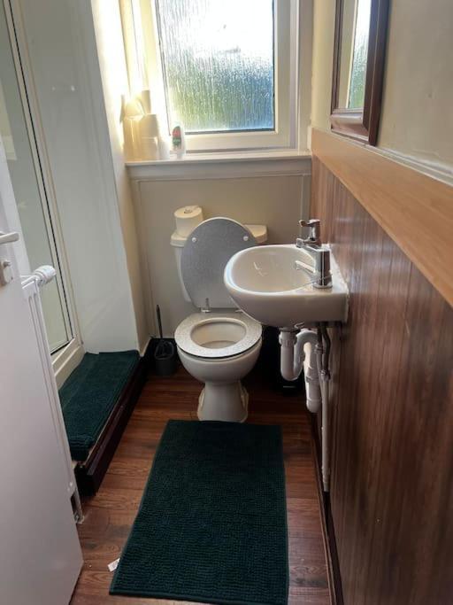 One Bedroom Apartment In Gorgie With New Central Heating System Эдинбург Экстерьер фото